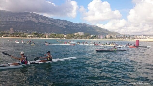 Palistas tomando una boya