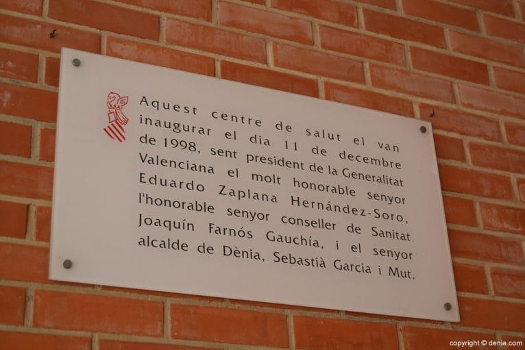 Placa de la inauguración del Centro de Salud Joan Fuster