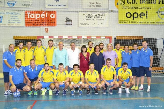 Plantilla con autoridades sin niños