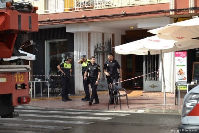 Alarma en Dénia por el incendio en una vivienda de la plaza Archiduque Carlos 13 Policía nacional y local en el incendio de Dénia