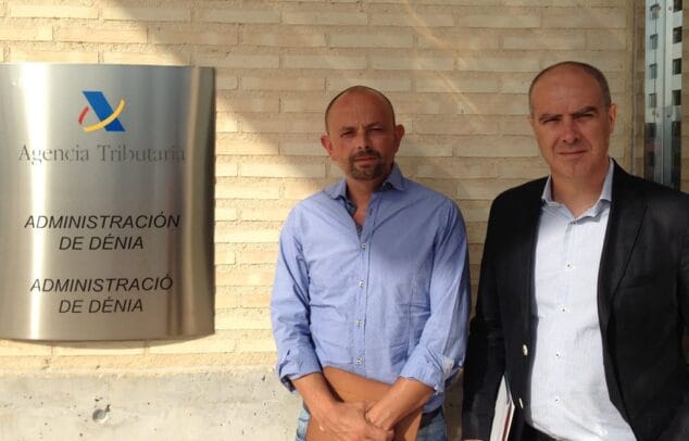 Sentí y Juan en la Administración de Hacienda de Dénia