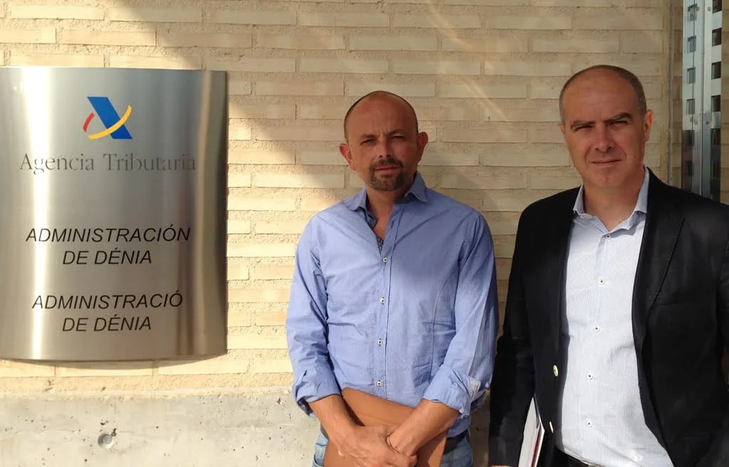 Sentí y Juan en la Administración de Hacienda de Dénia