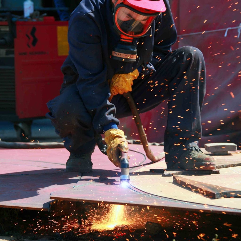 Teo San José trabajando en una escultura