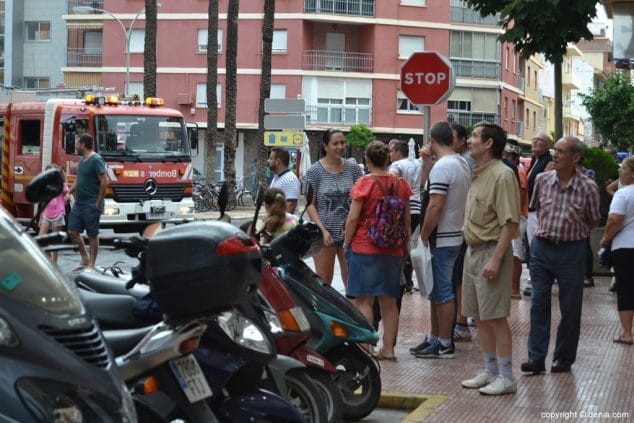 Alarma en Dénia por el incendio en una vivienda de la plaza Archiduque Carlos 14 Vecinos mirando el incnedio