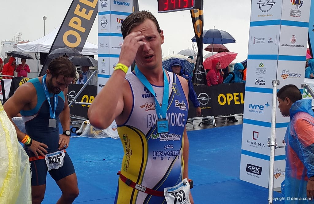 Los triatletas del Dénia Triatló tuvieron una gran actuación en el Triatlón de Valencia 1 Víctor Bahamonde en meta