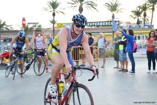 Víctor Bahamonde sobre su bicicleta