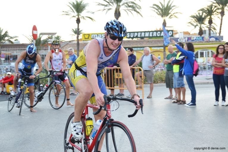 Víctor Bahamonde sobre su bicicleta