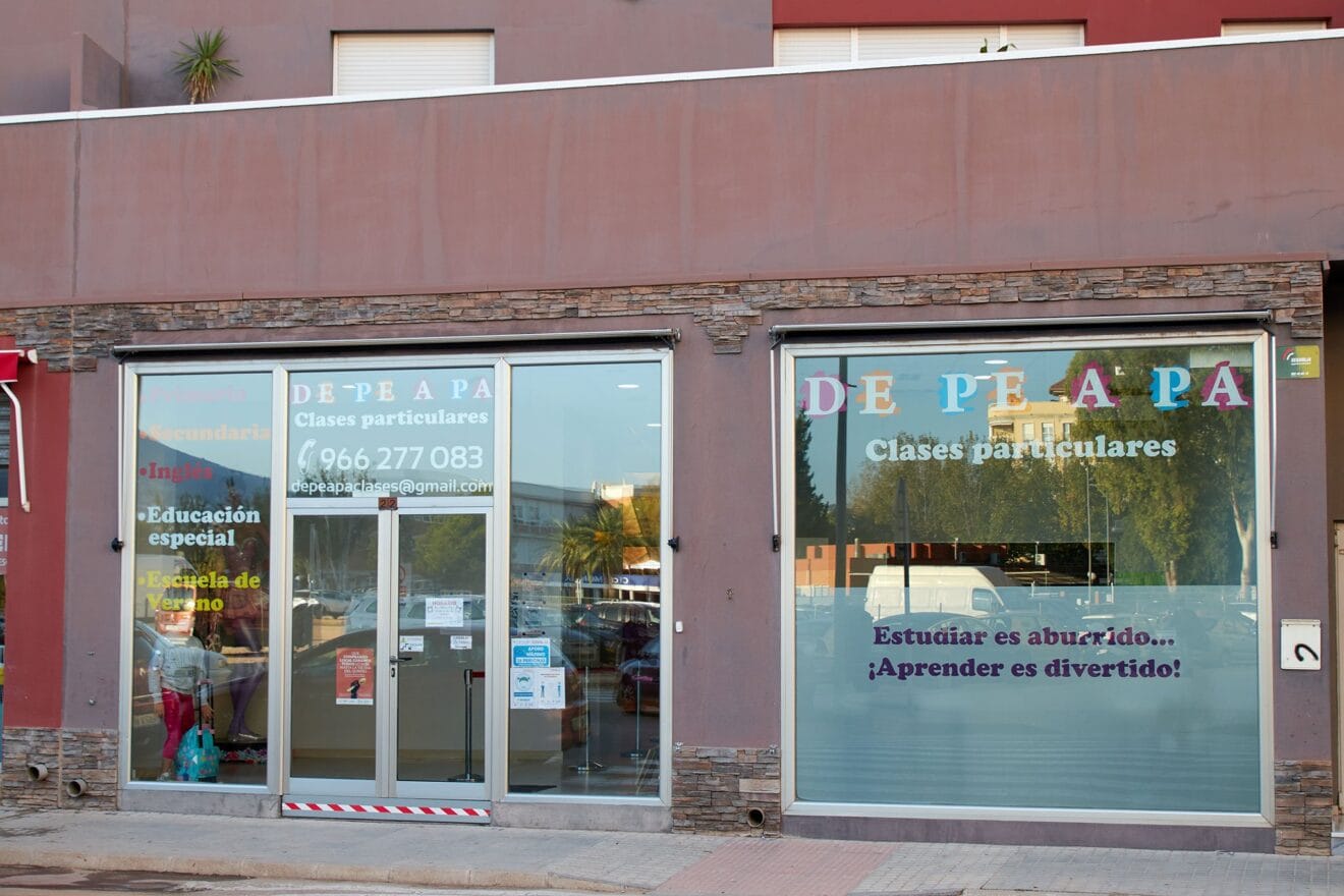 Fachada de academia de clases particulares en Dénia - De Pe A Pa Clases Particulares