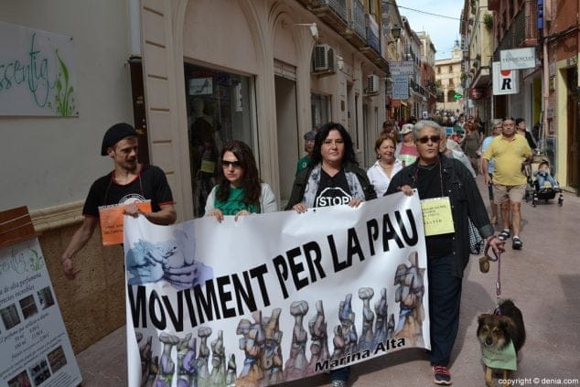 02 Manifestación por los refugiados en Dénia Calle Cop