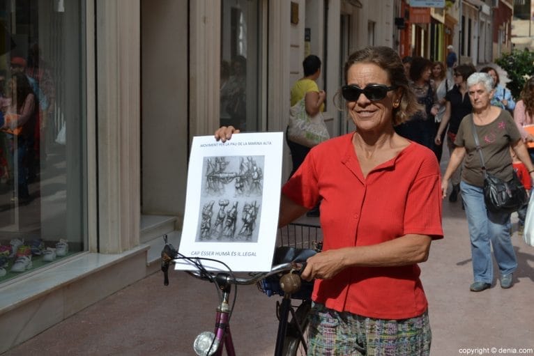 Manifestación por los refugiados en Dénia - litografía solidaria de Castejón