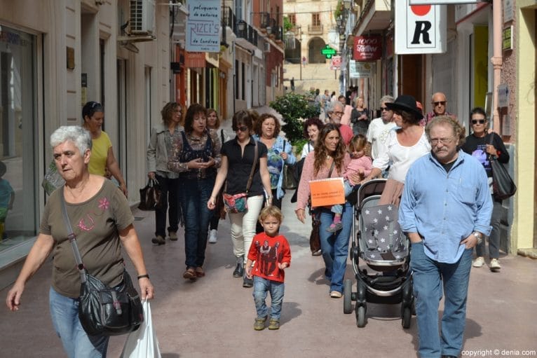 Manifestación por los refugiados en Dénia - por la calle Cop