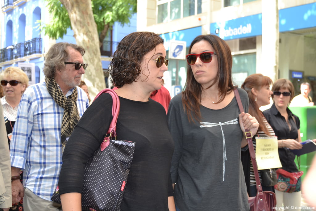 Manifestación por los refugiados en Dénia - Maite Pérez y Rosa Mustafá