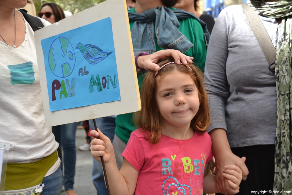 Manifestación por los refugiados en Dénia – niña con su pancarta