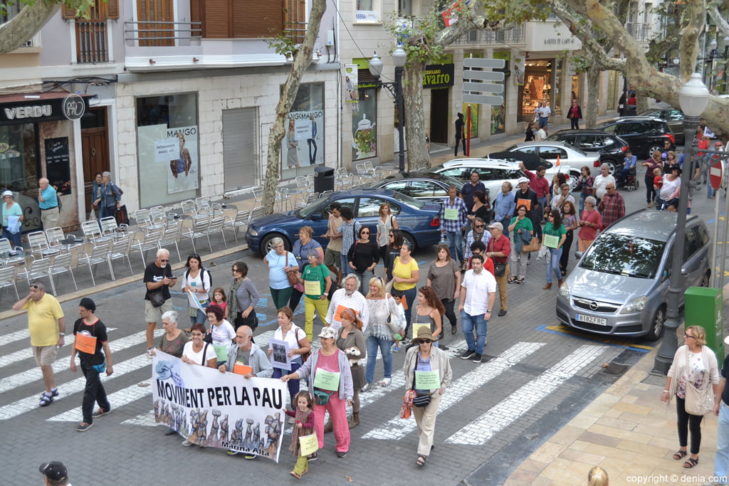 Manifestación por los refugiados en Dénia - manifestantes por Marqués de Campo
