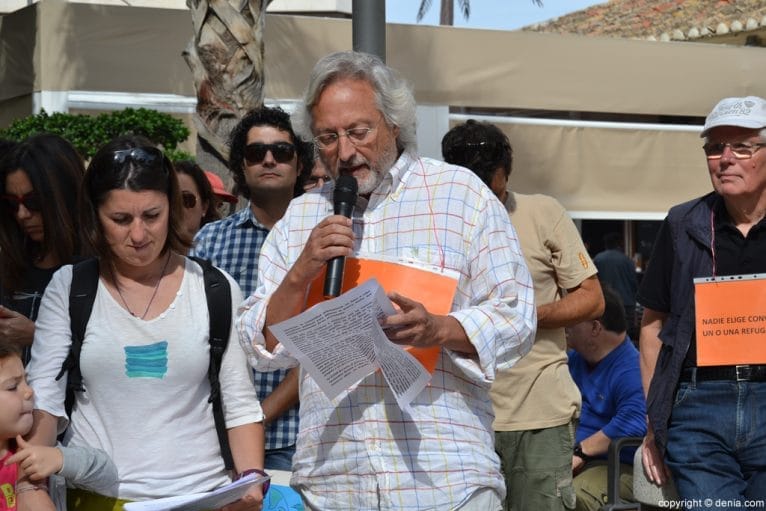 Manifestación por los refugiados en Dénia - lectura del manifiesto en castellano