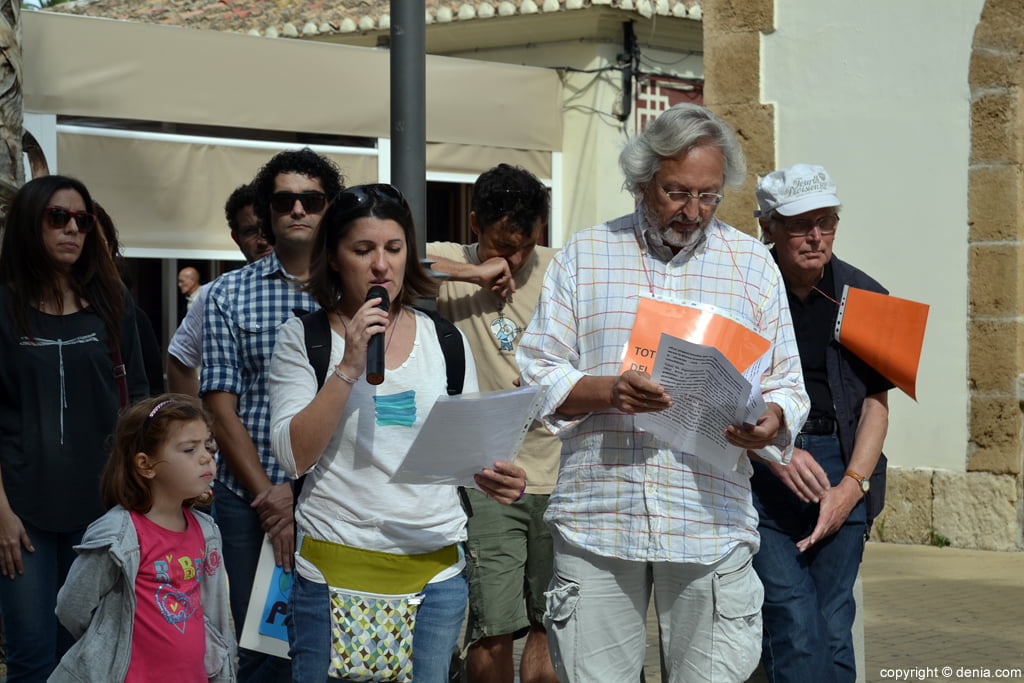 Manifestación por los refugiados en Dénia - lectura del manifiesto en valenciano
