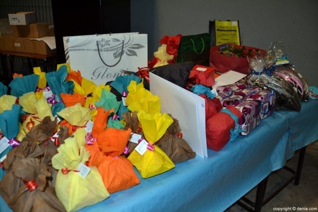 16 Cena Benéfica Ludai Regalos y sobres sorpresa