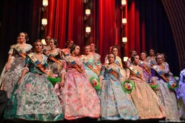 Presentación Falla Centro 2016 – Corte de honor de Rocío Pérez