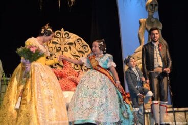 Presentación infantil Baix la Mar 2016 – Mar y Álex con sus cargos