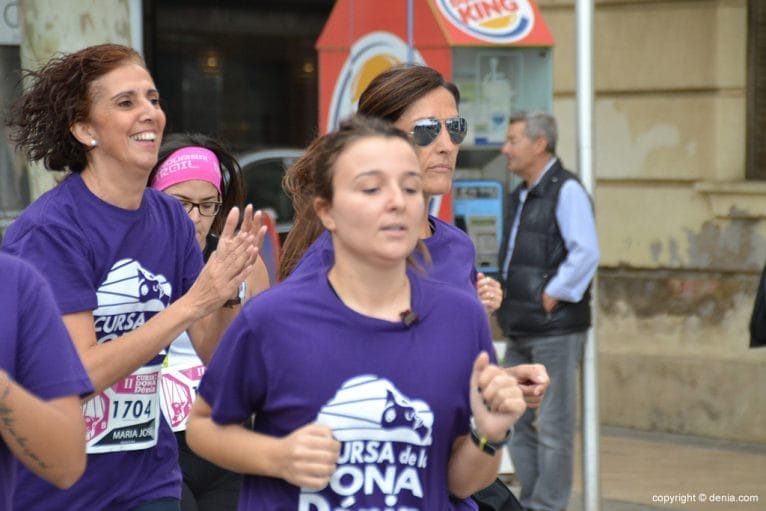 Atleta aplaudiendo a la charanga