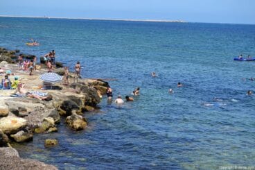 Bañistas en la playa del Trampolí