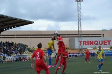 Borja pugnando por un balón