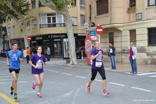 Cabeza de carrera en los metros iniciales