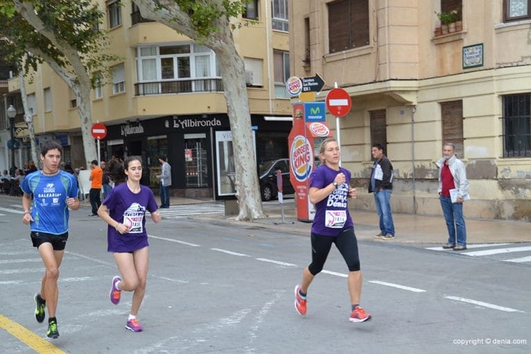 Cabeza de carrera en los metros iniciales