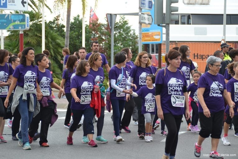 Caminantes veteranas junto a más jóvenes