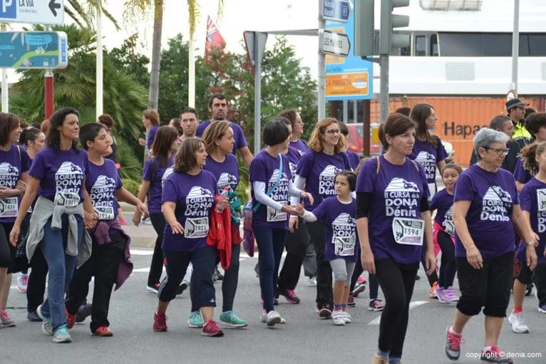Caminantes veteranas junto a más jóvenes