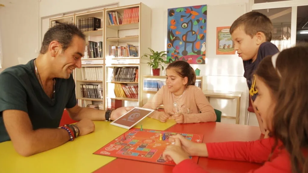 El Pou de la Muntanya se convierte en el primer colegio del país que se compromete a reducir los deberes gracias a Cayro 1 Cayro propone rebajar los deberes jugando
