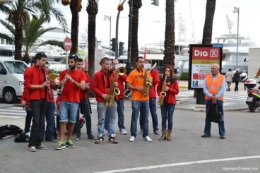 Charanga animando a las atletas