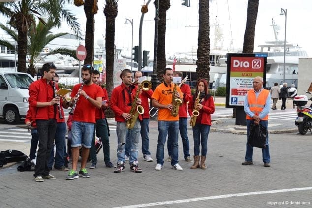 Charanga animando a las atletas