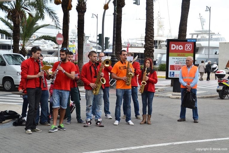 Charanga animando a las atletas