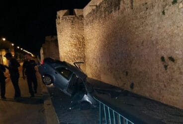 Coche estrellado en la muralla del castillo de Dénia