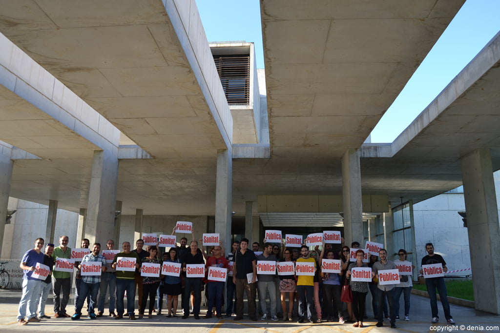 Concejales y alcaldes de Compromís de la comarca frente al hospital de Dénia