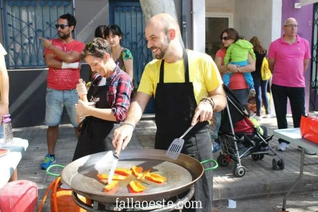La Falla Oeste inicia la cuenta atrás para las fallas con la celebración del Mig Any 2 Concurso de paellas Mig Any Oeste