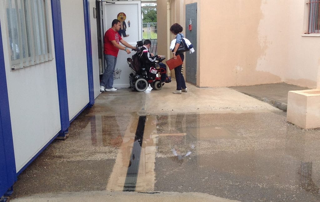 Cristian entrando en su aula del colegio Raquel Payà