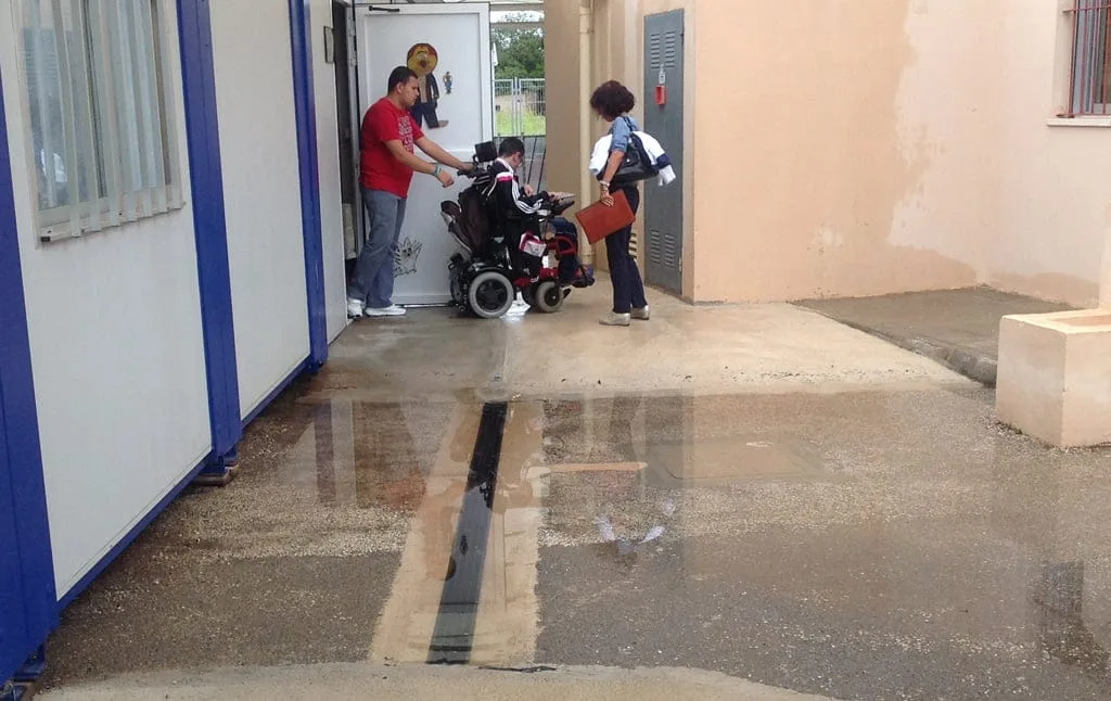 Cristian entrando en su aula del colegio Raquel Payà