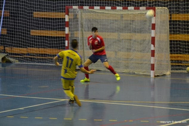 Curro lanzando fuera