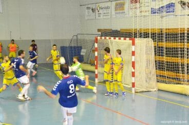 César despejando un tiro de Santi