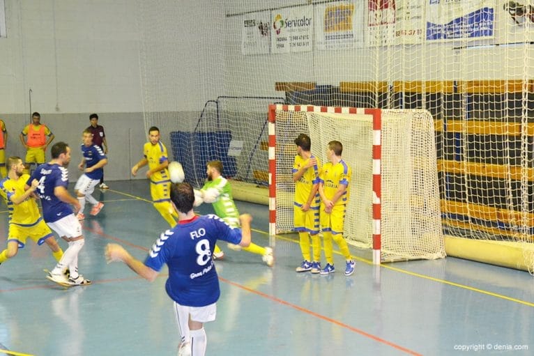 César despejando un tiro de Santi