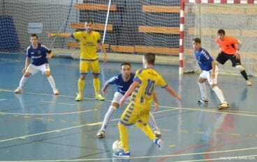 El Dénia Futsal atacando la defensa rival