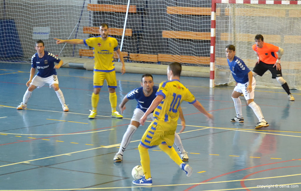 El Dénia Futsal atacando la defensa rival