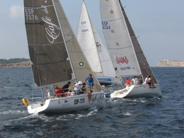 El barco  Cafe del Mar  uno de los favoritos