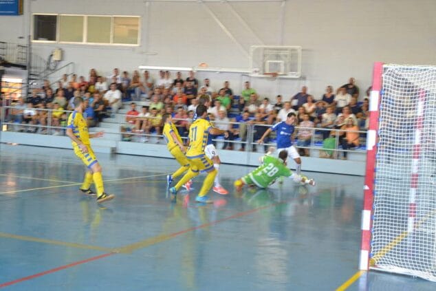 El portero local César deteniendo un balón