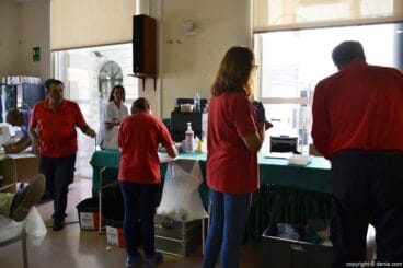 Enfermeros y auxiliares en la donación de sangre de Dénia