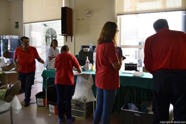 Enfermeros y auxiliares en la donación de sangre de Dénia