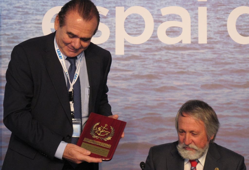 Entrega de una metopa a Rafael Rodríguez