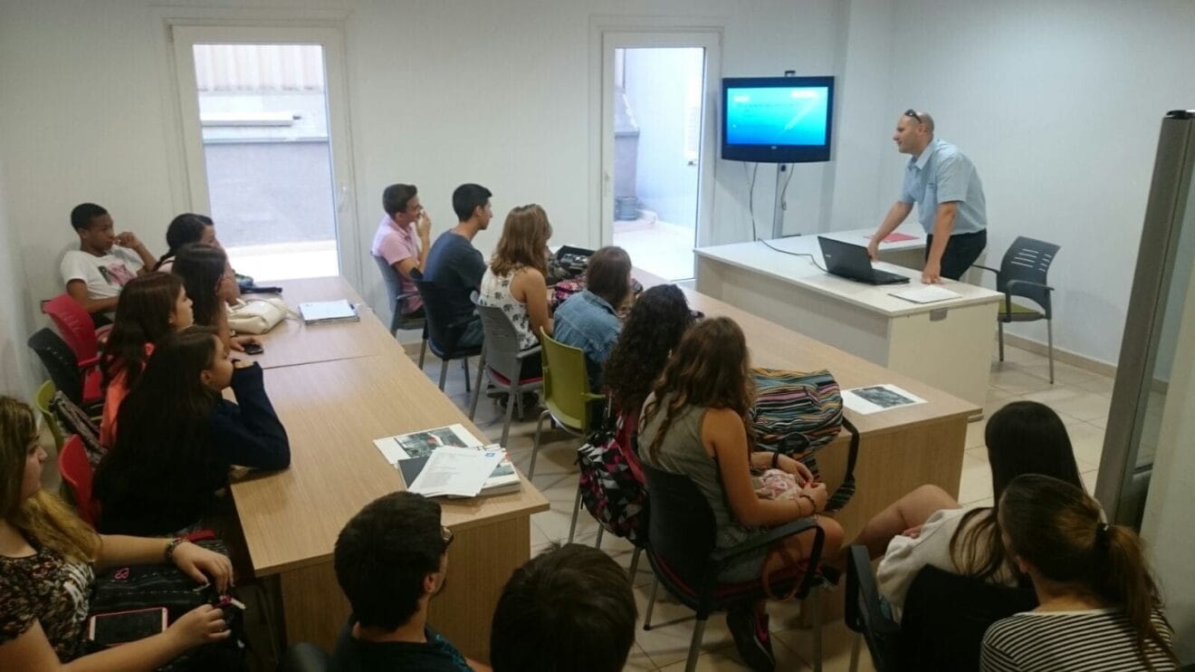 Fernando Moll muestra a alumnos